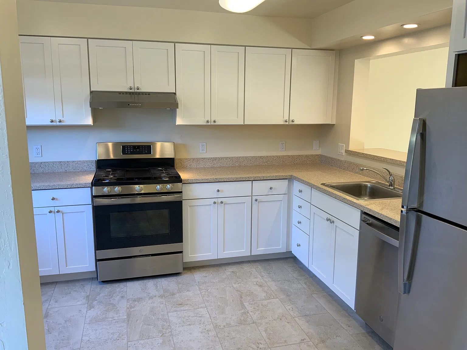 4 bed, 1380 sqft, $7,800 — Photo 2