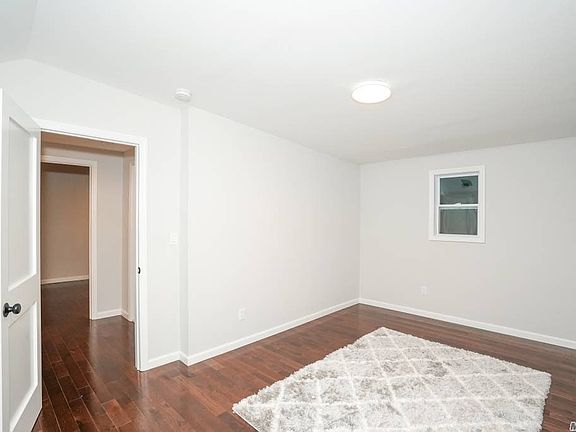 5th image of 68 Dawn Dr