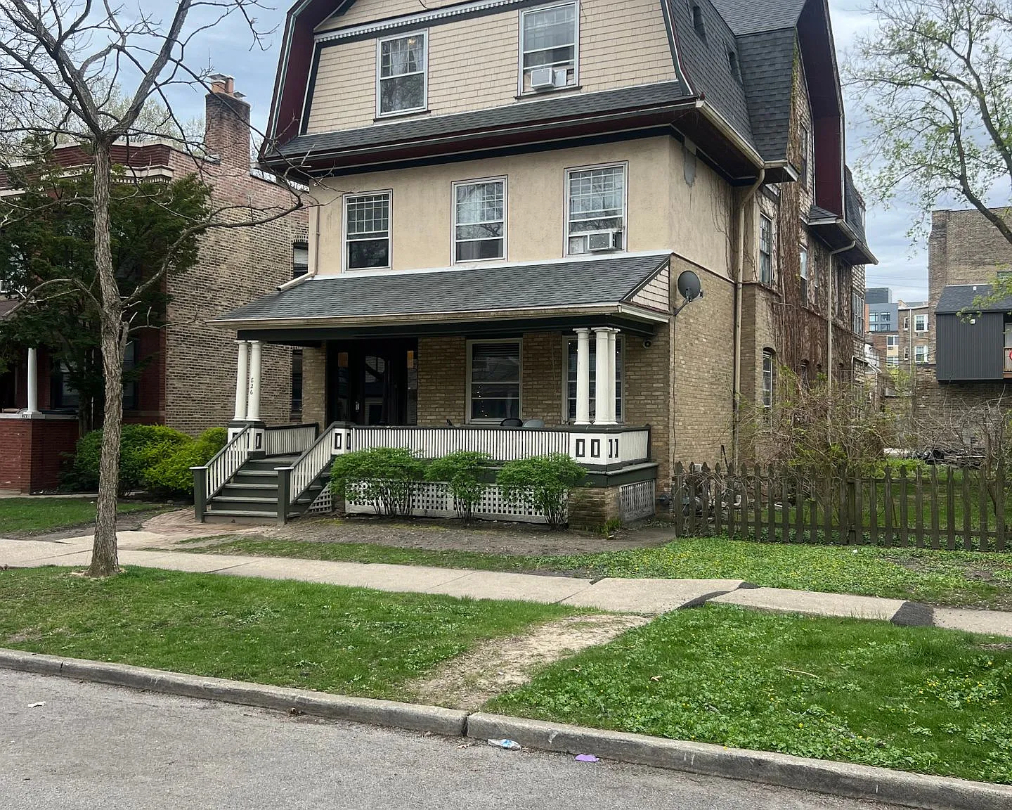 826 Hamlin — Photo 1