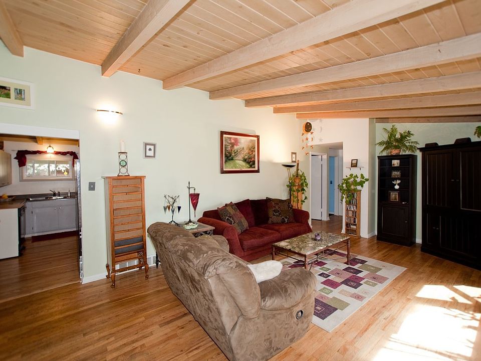 FAMILY ROOM WITH VAULTED CEILINGS