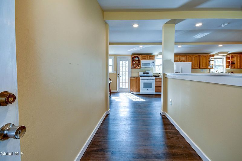 4th image of 10 Brant Road