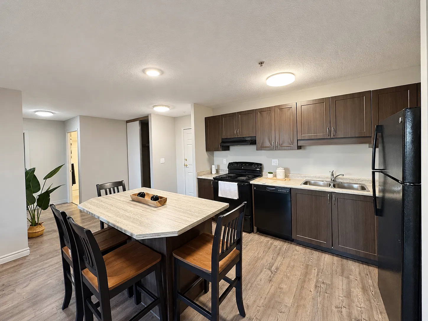 4 bed, 502 sqft, $2,999 — Photo 3