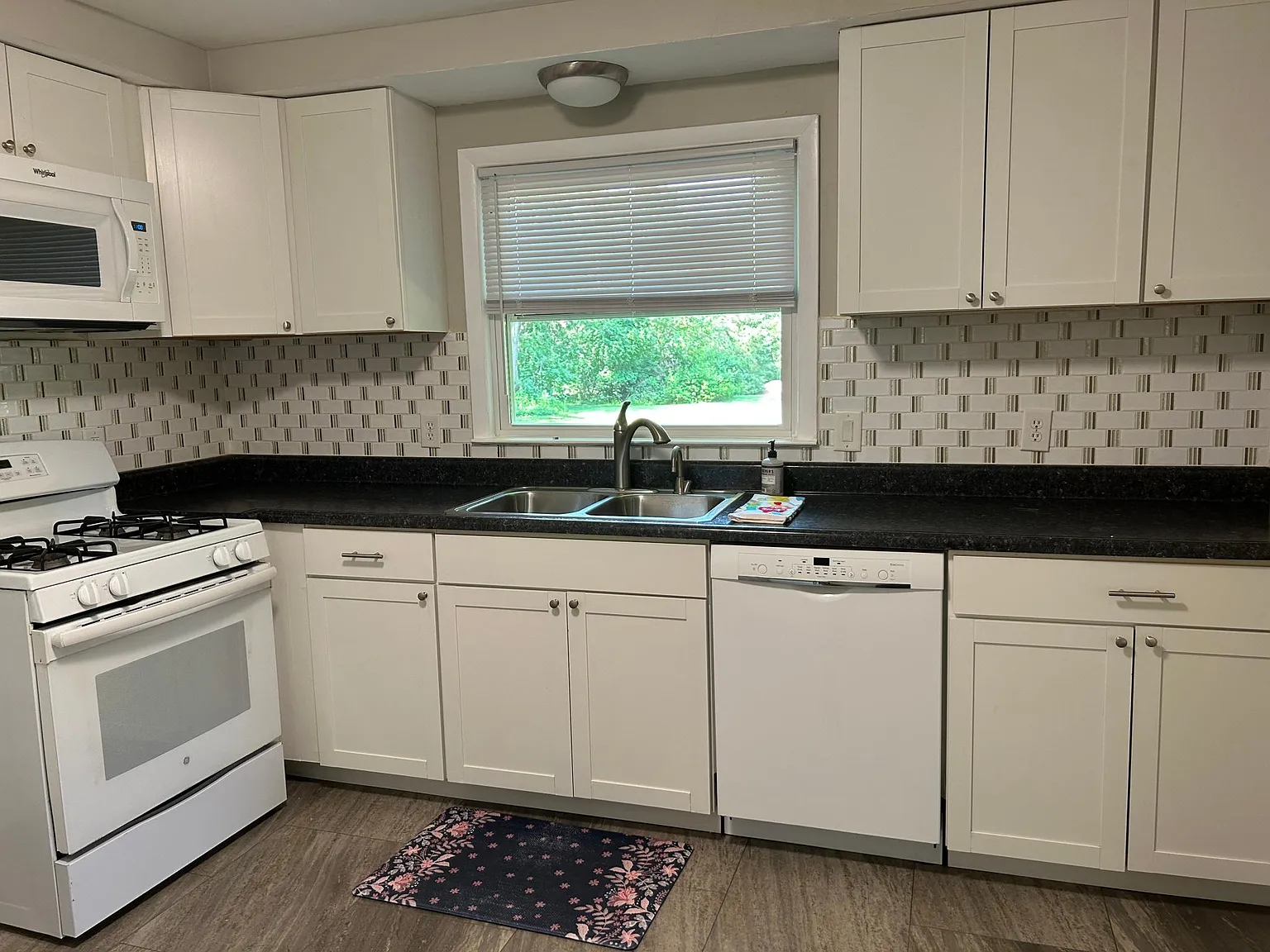3 bed, 1206 sqft, $2,600 — Photo 3