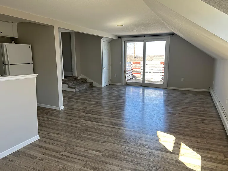 216 Main St E #3 — Photo 8