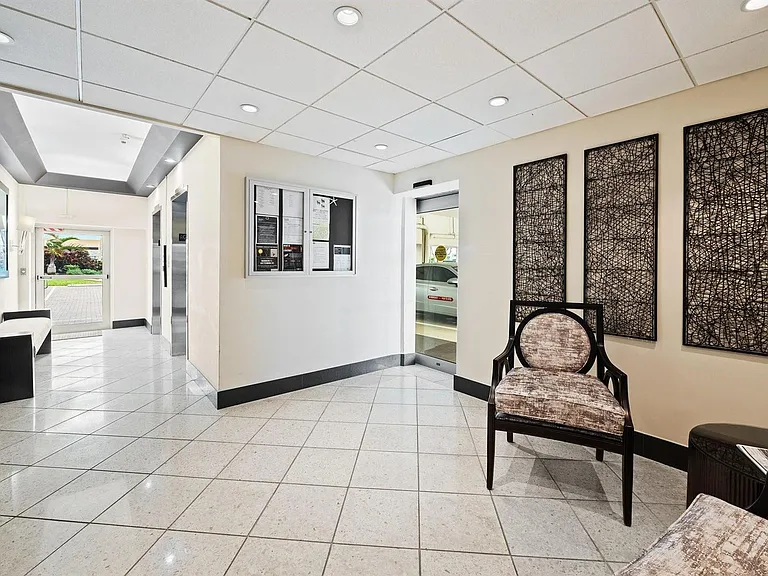 1050 Hillsboro Mile #203W — Photo 3