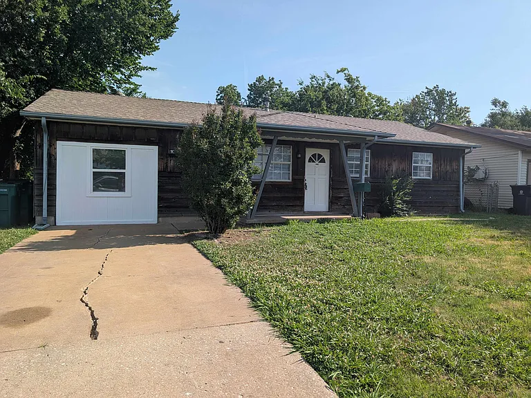 1025 Hoyt Ave — Photo 1