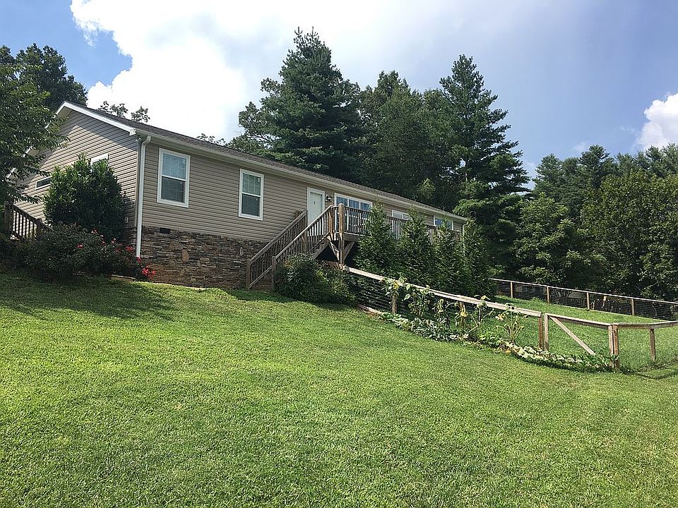 Big sunny yard w fenced area