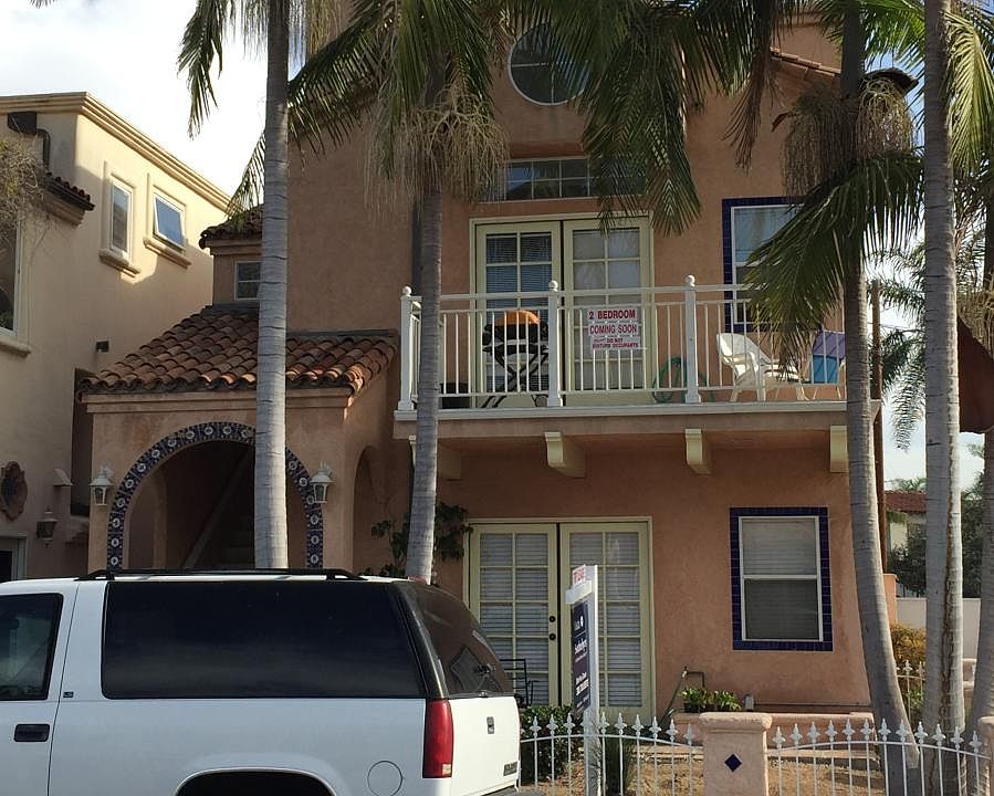 Beautiful upstairs unit with balcony and roof deck
