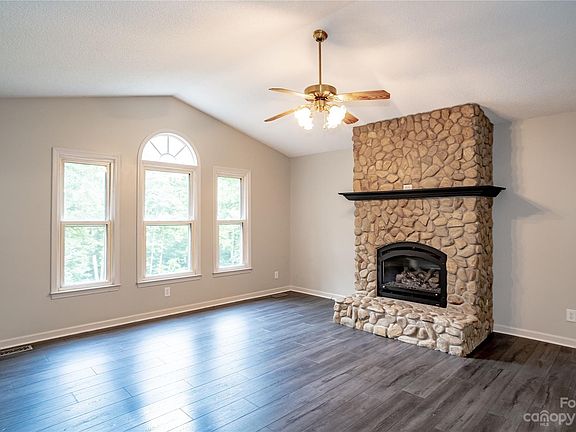 4th image of 230 Brook Cir