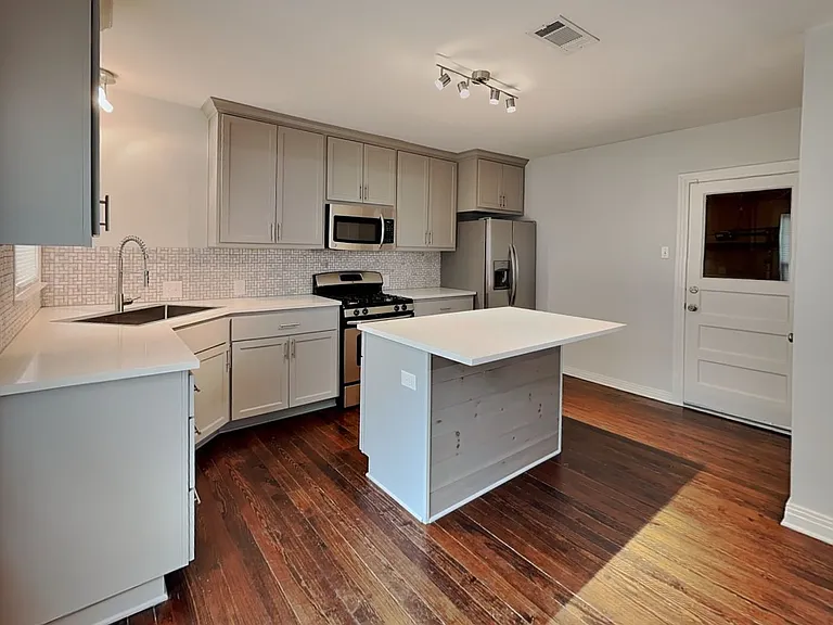 4225 Lovell Ave — Photo 6