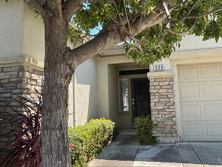 520 Arlington Dr — Photo 3