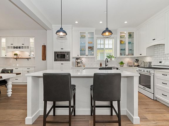 3rd image of 43359 Old Orchard Ln