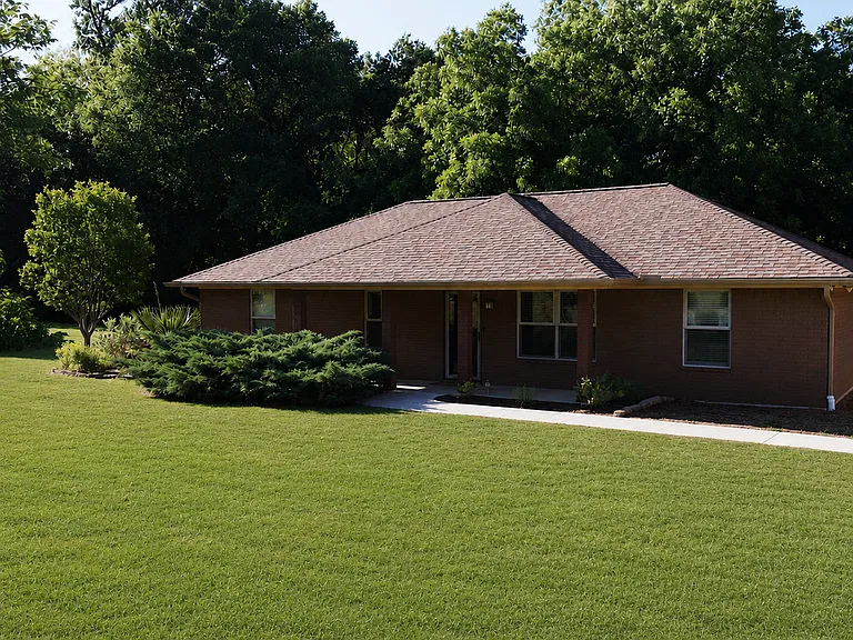 3725 Greenwood Rd — Photo 2