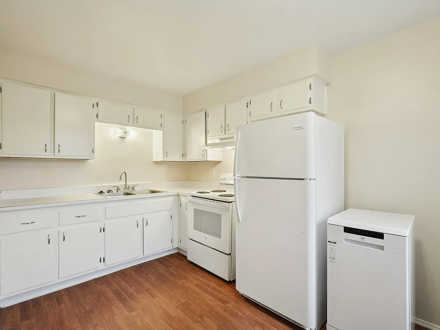 Eastlawn Arms Apartments — Photo 4