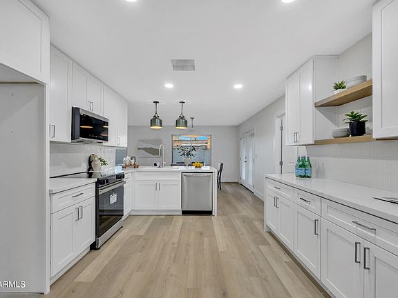 5th image of 3636 W OAKLAND Street