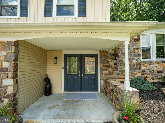 3rd image of 335 Fox Hollow Dr