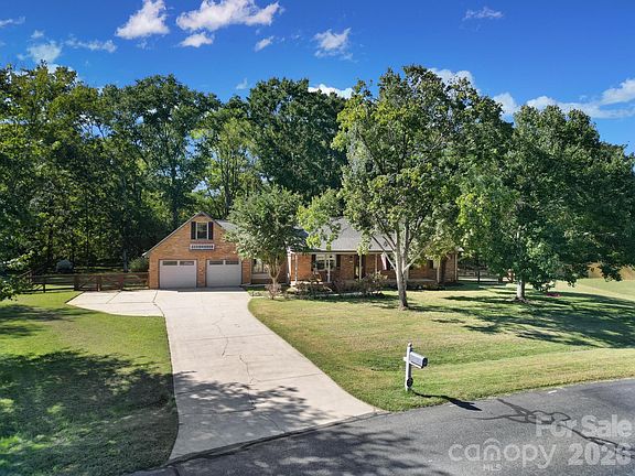 3rd image of 2412 Nancy Ln