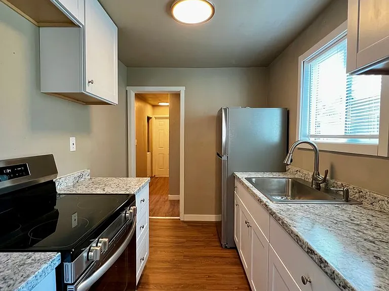 921 S 11th Ave — Photo 6