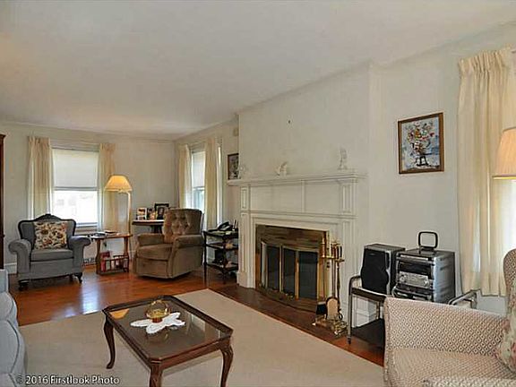 3rd image of 9 Mayflower Dr