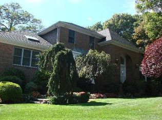 8 Woodstone Ct, Huntington Station, NY 11746