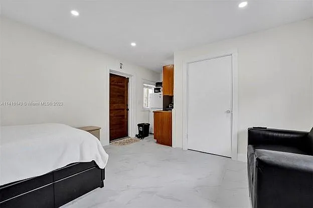 1169 SW 23rd Ave — Photo 2