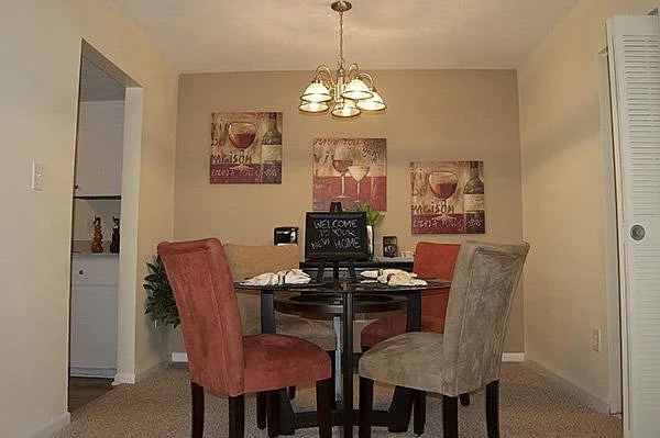 Cambridge Apartments — Photo 10