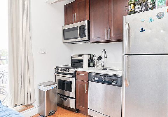 4th image of 335 E 9th St