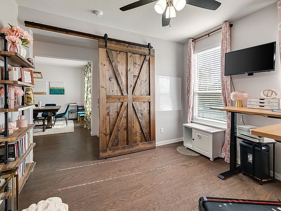 3rd image of 816 Pearl Pl