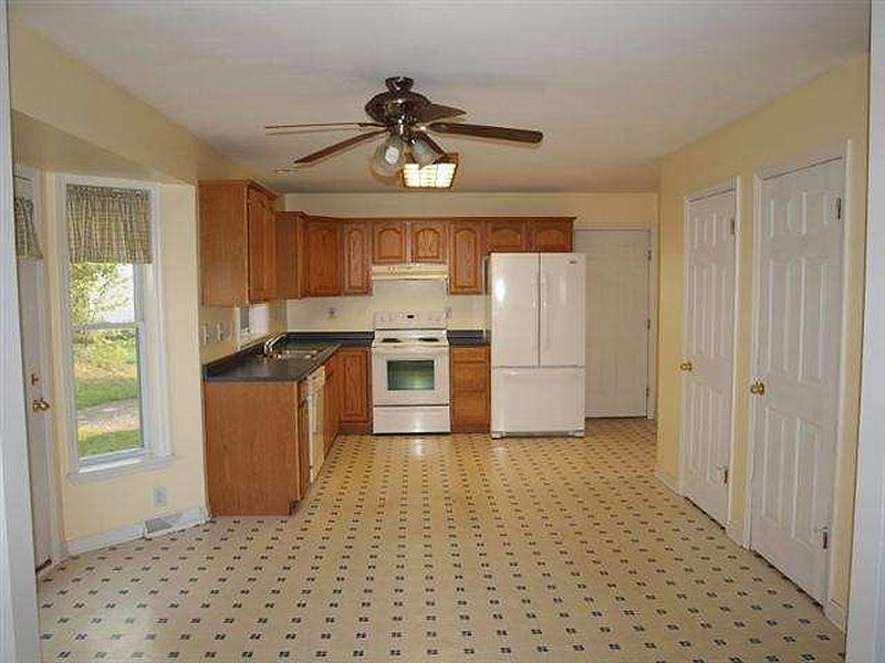 3rd image of 1126 CLUTE CREST Drive