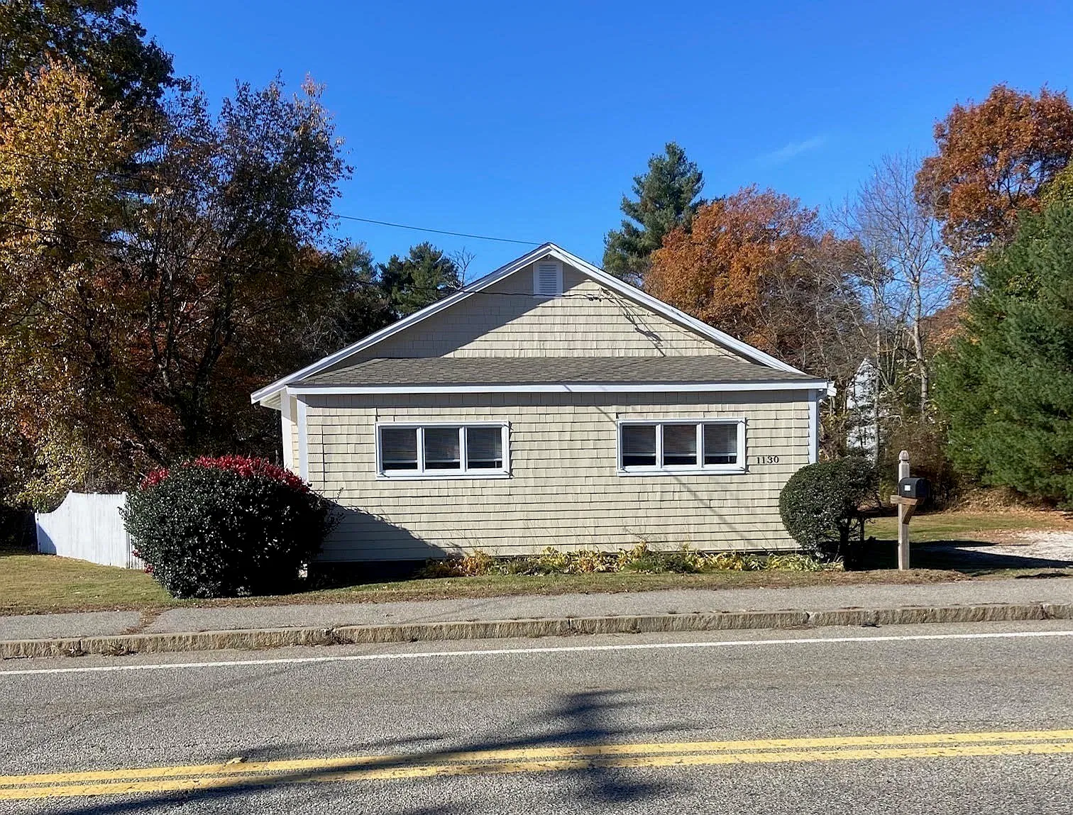 3 bed, 1.0 bath, 990 sqft, $2,400 — Photo 2