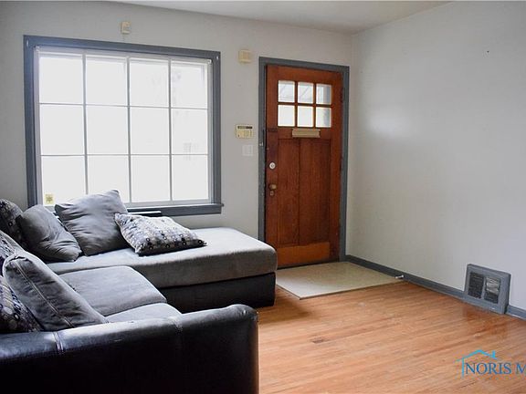 4th image of 928 Geneva Ave