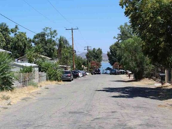 Exterior Neighborhood (street photo)