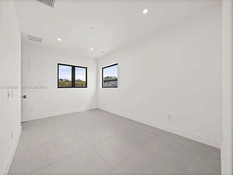 5718 Ashwood Cir W — Photo 79
