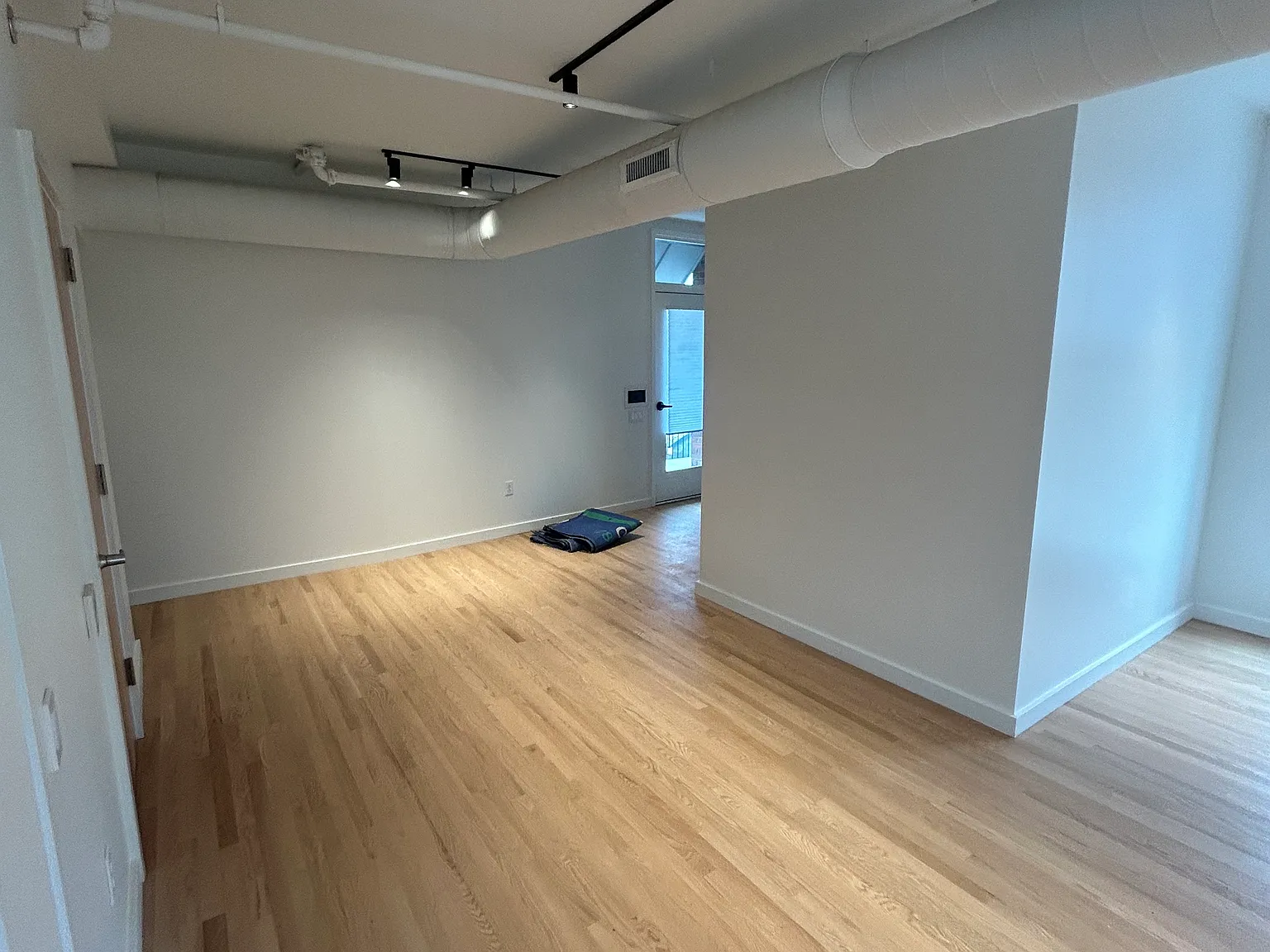 601 E Broadway — Photo 4
