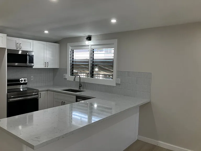 726 Hausten St — Photo 5