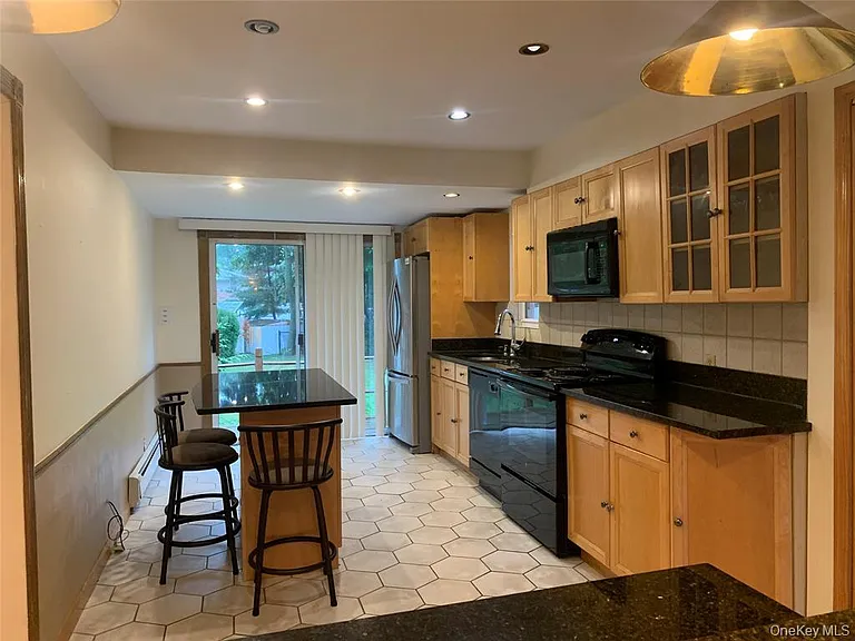 2 Stuart Dr — Photo 8