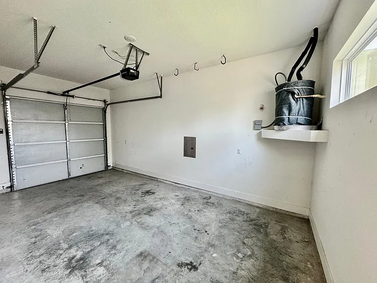 Oversized 1 car garage attached