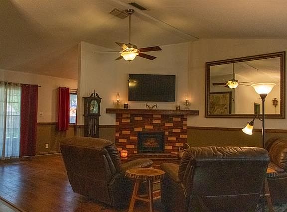 3rd image of 3005 Emerald Dr