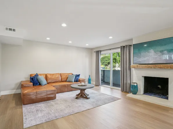 835 Amigos Way APT 8, Newport Beach, CA 92660