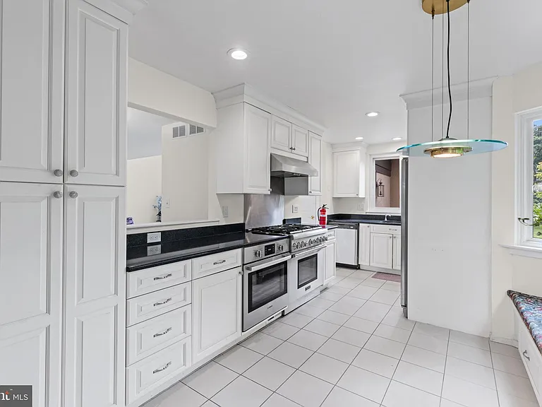 130 Sayre Dr — Photo 13