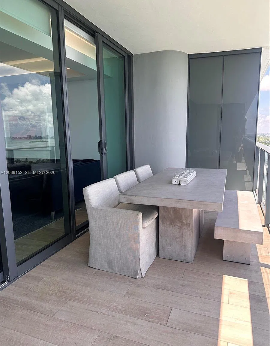 One Paraiso Condo — Photo 2