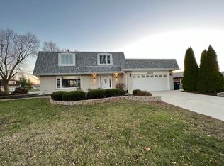 3073 Hillside Ln, Darien, IL