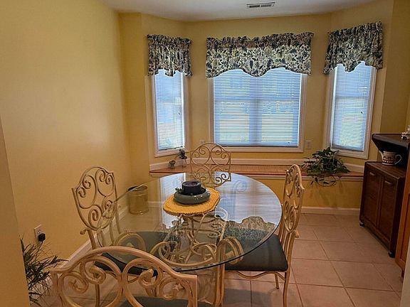 5th image of 938 Harmon Cir
