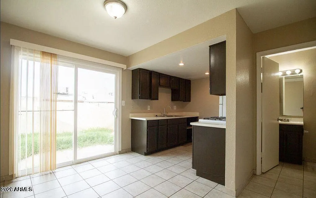 2 bed, 1.5 bath, 980 sqft, $1,300 — Photo 2