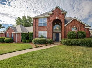 1672 Oak Creek Dr, Hurst, TX 76054