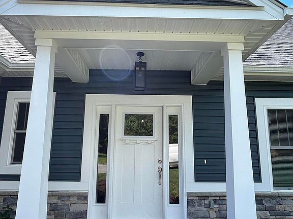 2nd image of 619 Doyle St