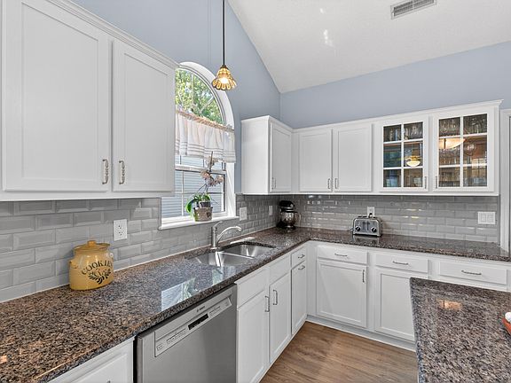 5th image of 108 Chesterton Dr