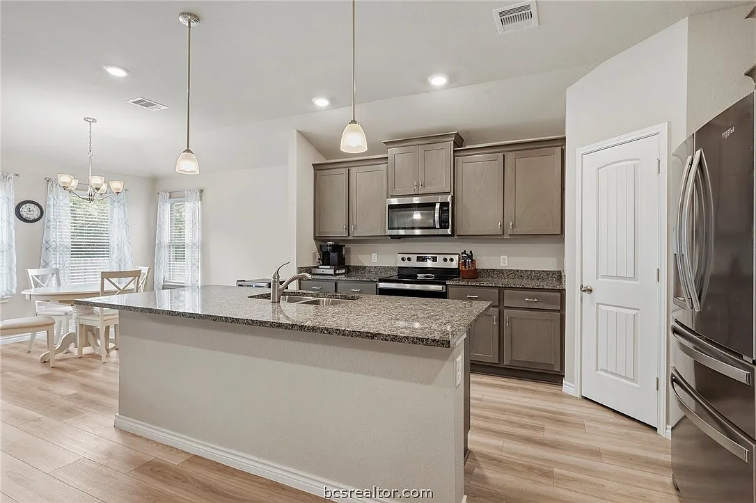 4 bed, 1865 sqft, $2,200 — Photo 2
