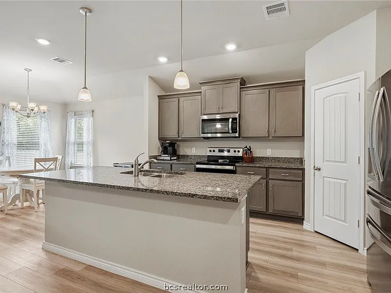 2042 Rock Ridge Ave — Photo 2