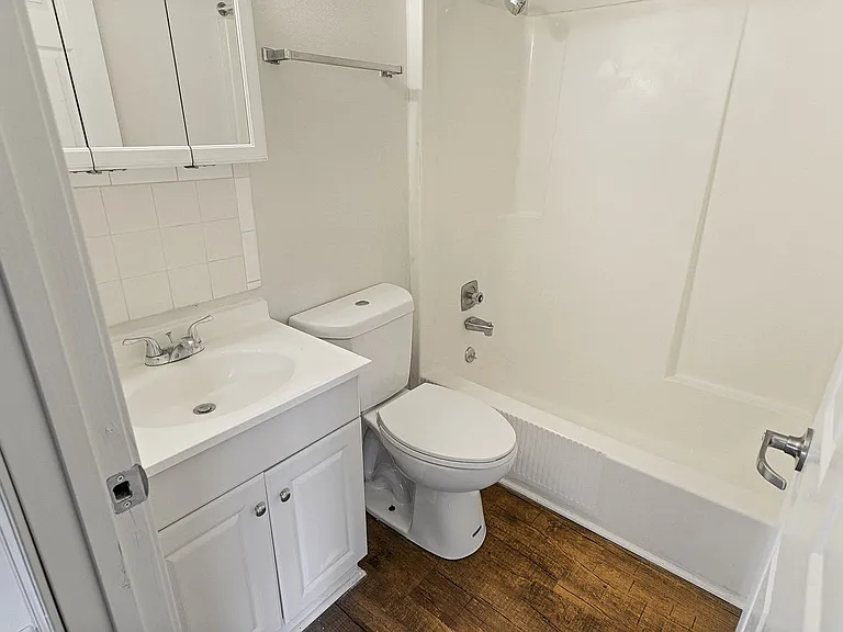 Green Door Apartments — Photo 36